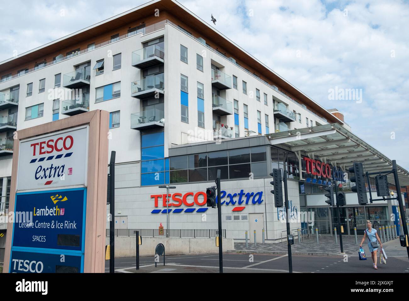 London - August 2022: Tescos Extra in Streatham South London - großer britischer Supermarkt Stockfoto