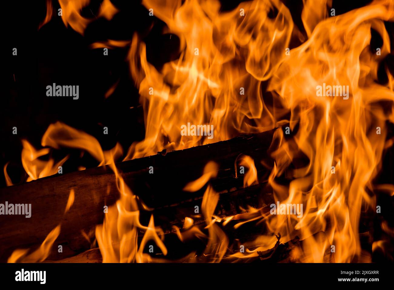 Holzofen-Pizzen werden traditionell mit Feuerholz-Öfen mit lodernden Feuern im Herzen des Ofens hergestellt Stockfoto