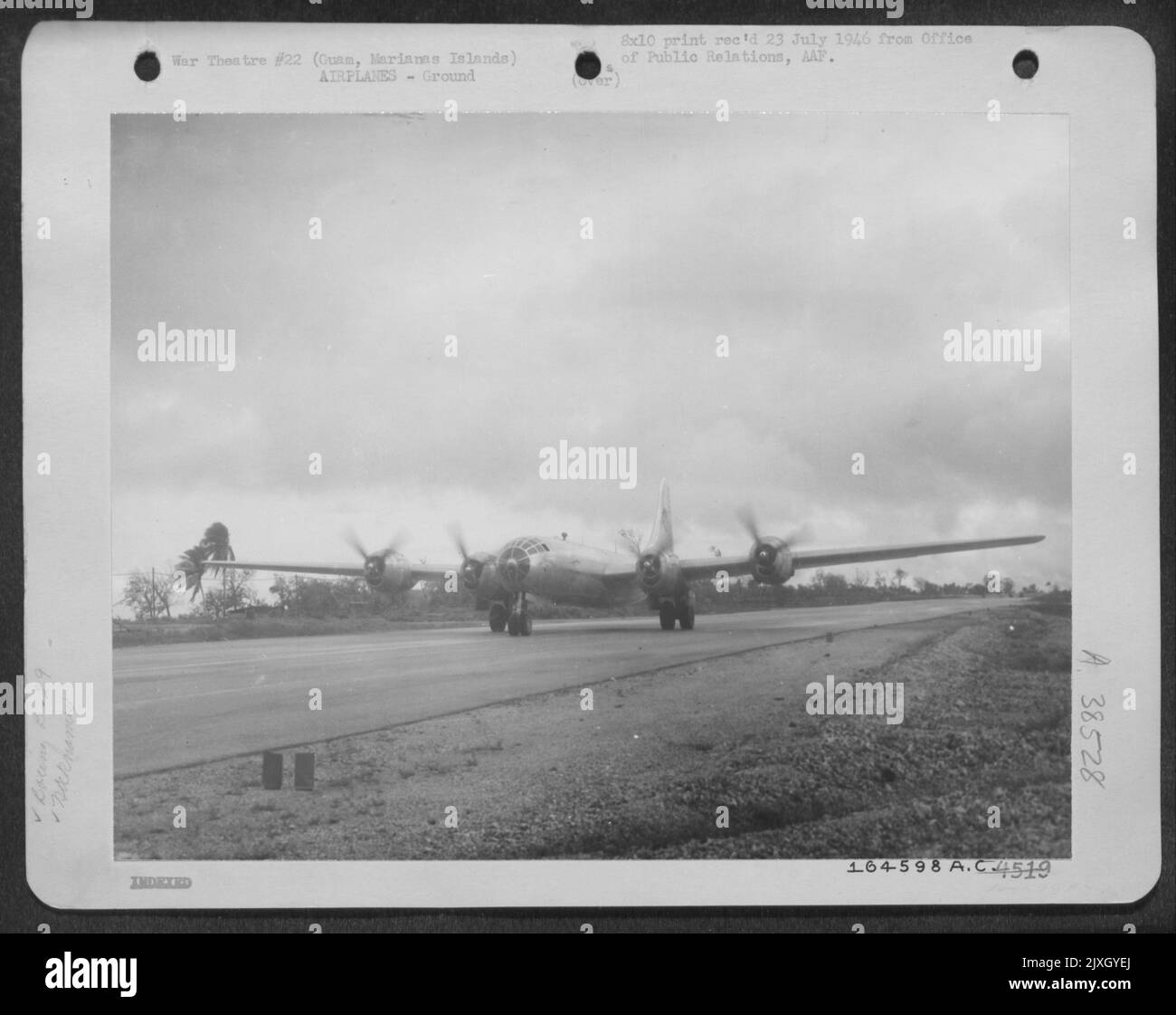 Die berühmte Boeing B-29 „The Challenger“ taxiert den Strip von Harmon Filed, Guam, Marianas Islands. Das Flugzeug, das eine Nutzlast von etwa 34.000 Pfund trug, brach den World'S Altitude Record, als es sich in eine Höhe von 37.400 Fuß aufschlug. Jun Stockfoto