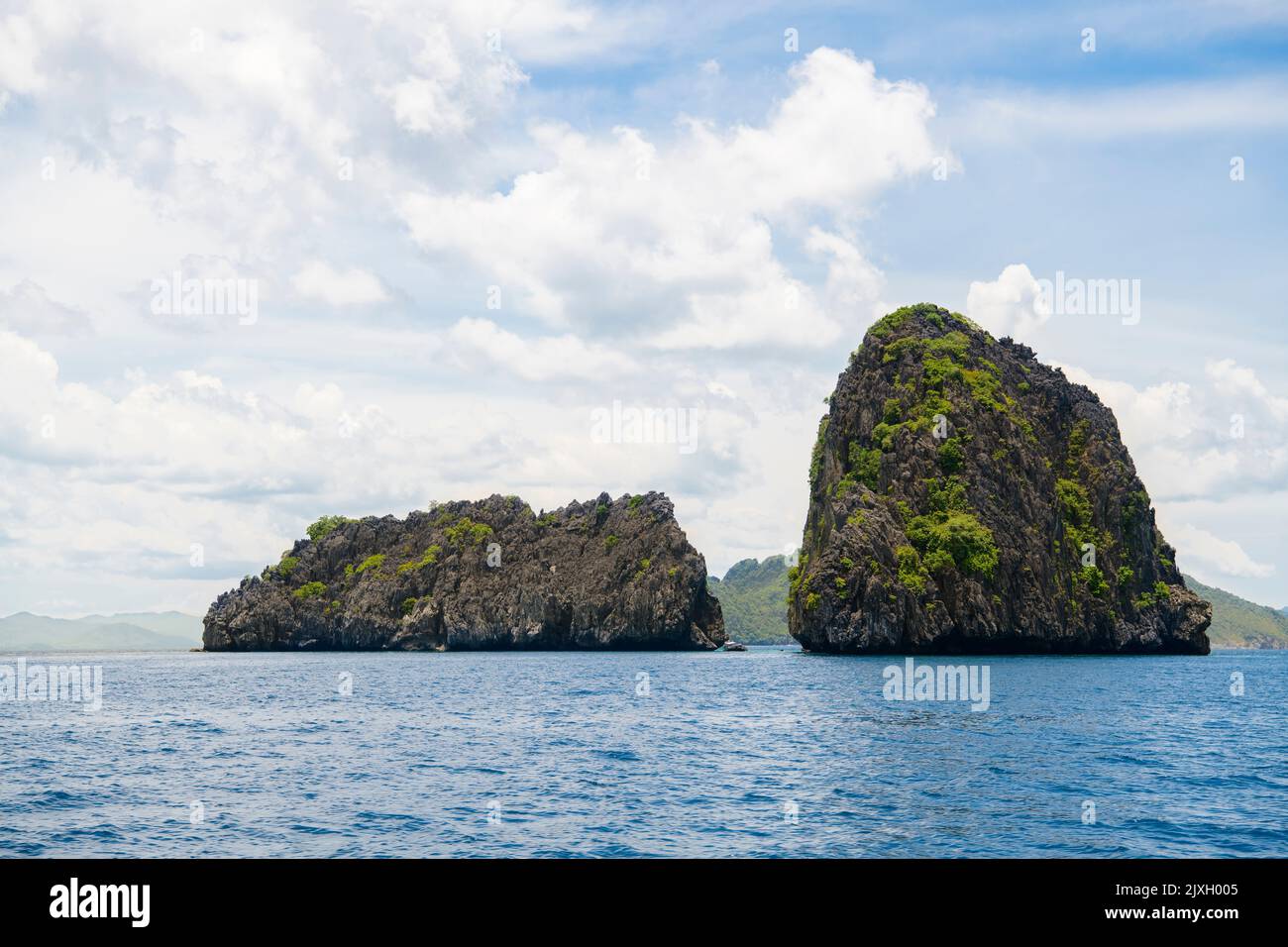 Philippinen, Palawan El Nido Island Hopping Tour von Karst Pinagbuyutan Insel, Felsen und verlassenen Haus Stockfoto