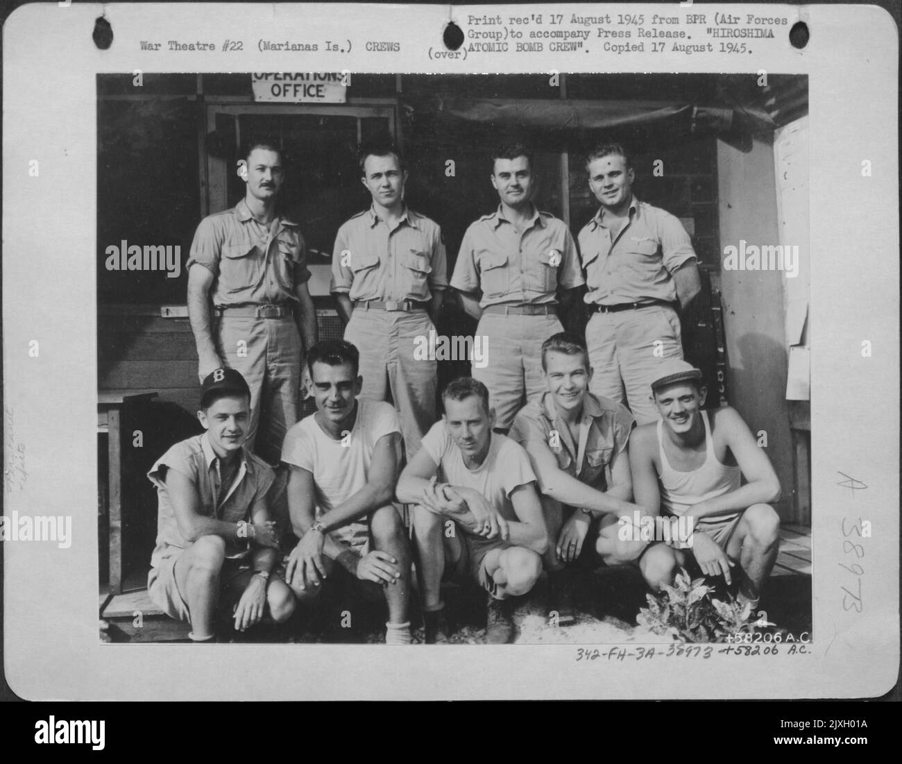 George Caron Hiroshima Atomic Bomb Crew. Flight Crew von Enola Gay: L nach R ...