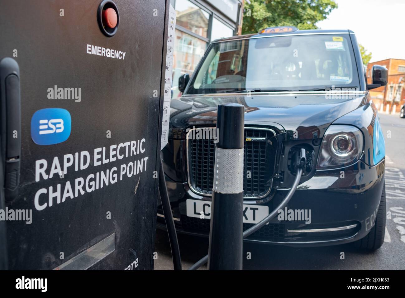 London – 2022. August: Londoner Elektrotaxi an einem Rapid Electric Charging Point an der Streatham High Road im Südwesten Londons Stockfoto
