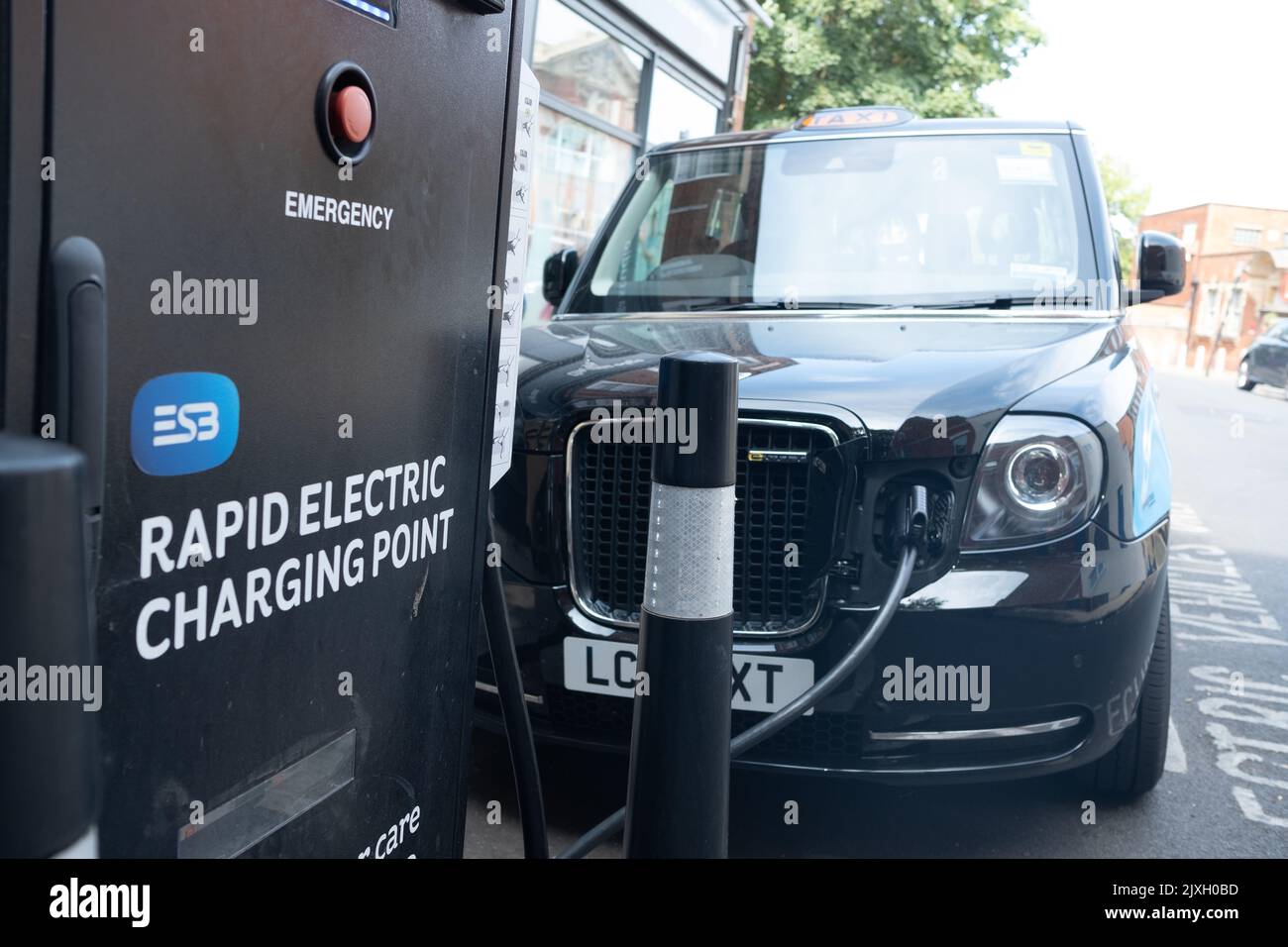 London – 2022. August: Londoner Elektrotaxi an einem Rapid Electric Charging Point an der Streatham High Road im Südwesten Londons Stockfoto