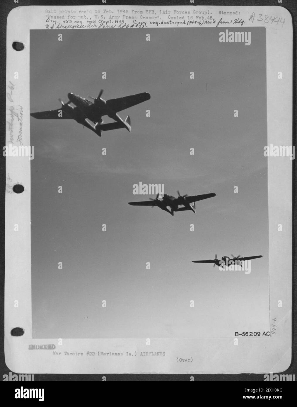 Die auf Marianas basierenden Northrop P-61 Black Widow Night Fighters werden auf Einer Daylight Training Mission in Formation fliegen gezeigt. Bei Einer nächtlichen Patrouille oder einer Abhörmission ist der Nachtjäger streng Ein einkämpfter Jäger. Stockfoto