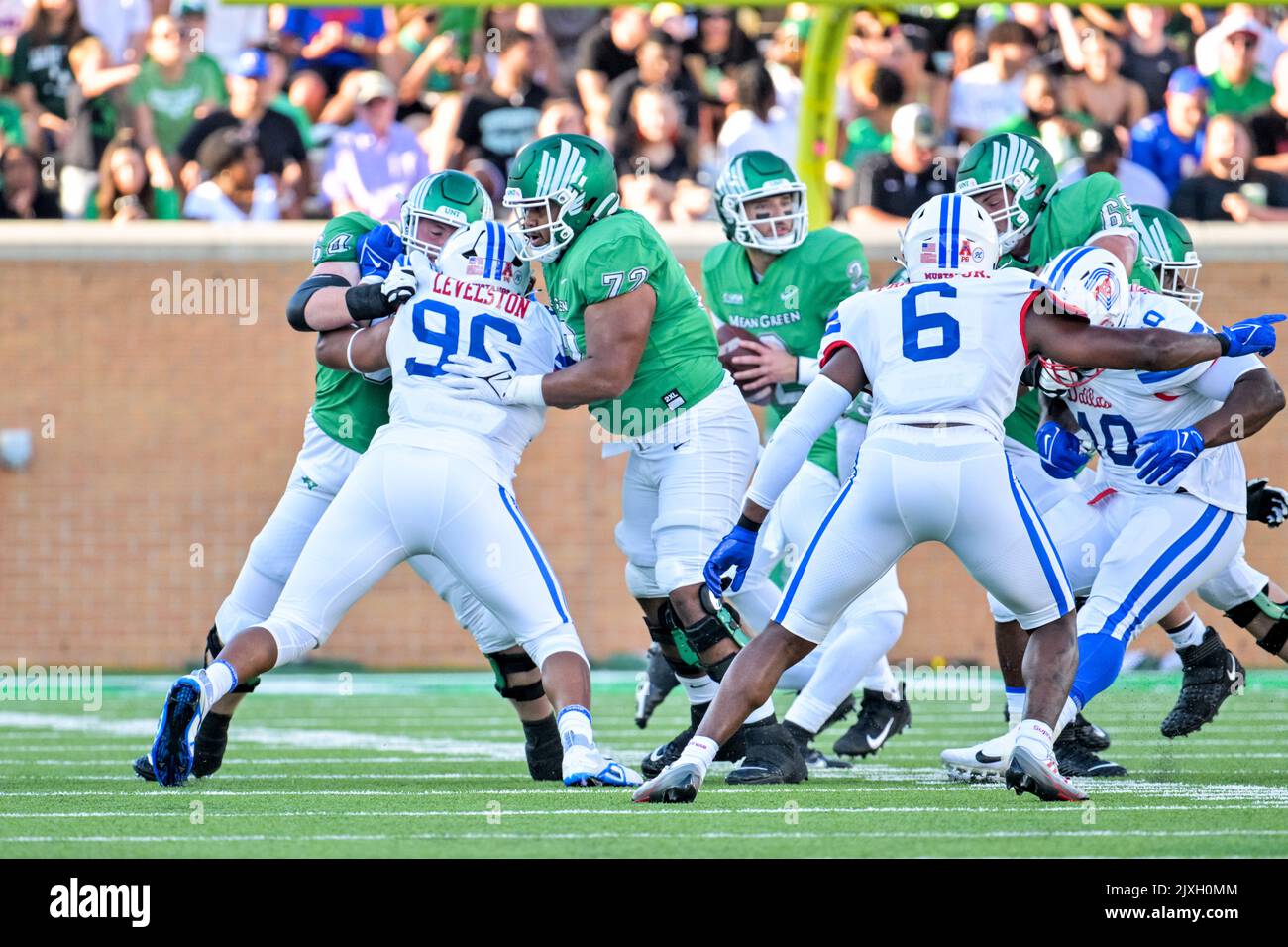 DENTON, TX – September 3.: . North Texas Mean Green Offensive Lineman Manase (72) und North Texas Mean Green Offensive Lineman Jett Duncan (64) Kampf gegen Southern Methodist Mustangs Defensive Tackle DeVere Levelston (96) für North Texas Mean Green Football gegen SMU Mustangs im Apogee Stadium in Denton am 3.. September 2022 in Denton, Texas. (Foto von Manny Flores) Stockfoto