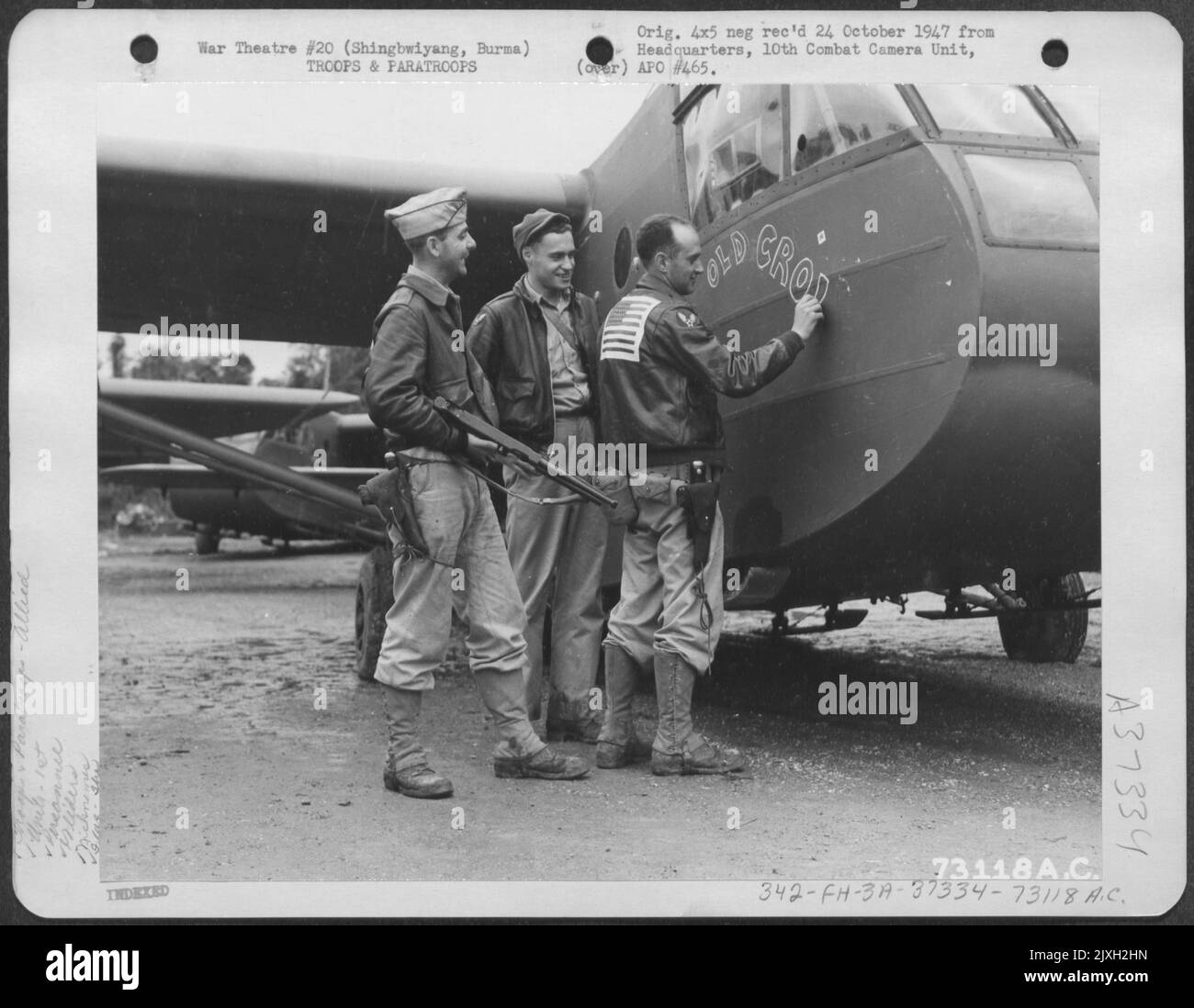 Myitkyina Strip Invasion - die Luftfahrtschützer bereiten den Luftwaffenstützpunkt Myitkyina in Burma vor, der von Merrill'S Marodeutern und chinesischen Truppen gefangen genommen wurde, um die 1. Truppenteile des Trägergeschwaders zu landen. Die Zusammenarbeit dieser Truppen mit der Fighter-P Stockfoto