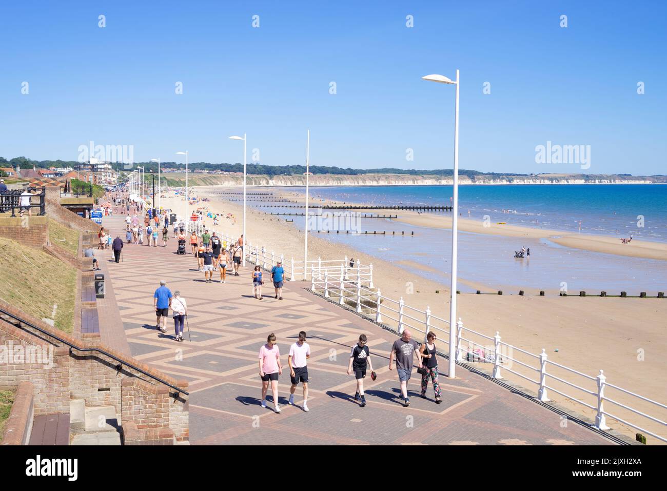 Bridlington Strandpromenade mit Menschen, die auf dem North Marine Drive entlang laufen North Beach Bridlington East Riding of Yorkshire England GB Europa Stockfoto