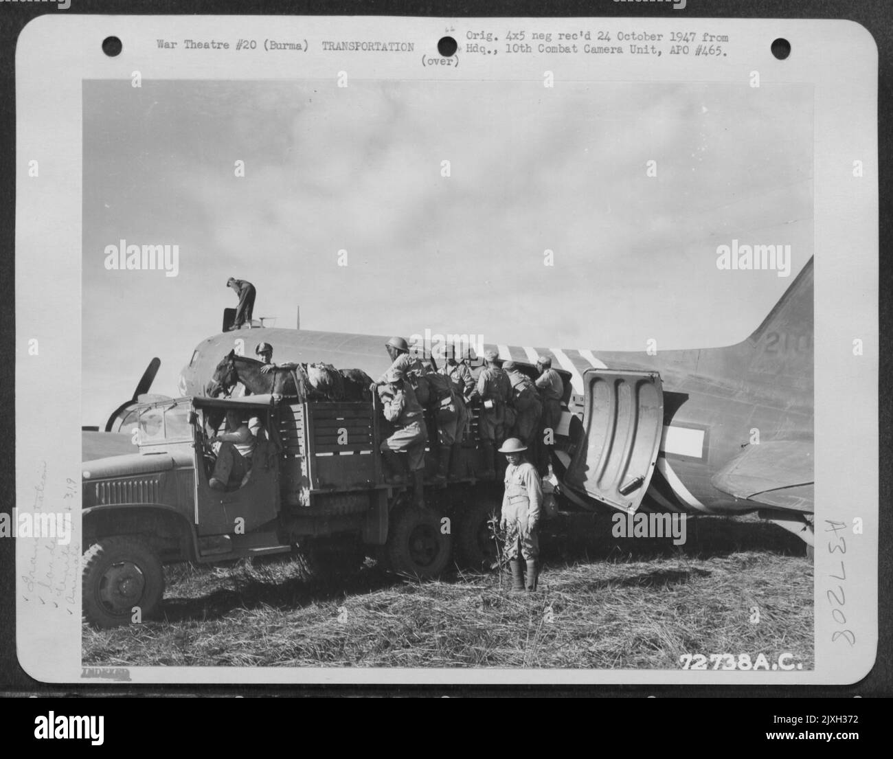 Chinesische und amerikanische Truppen laden Maultiere auf Eine Douglas C-47 der 319Th Truppenteile Carrier Squadron, 1. Air Commando Group, für ihren Flug von Myitkyina, Burma, über den Hump nach China. 13. Dezember 1944. Stockfoto