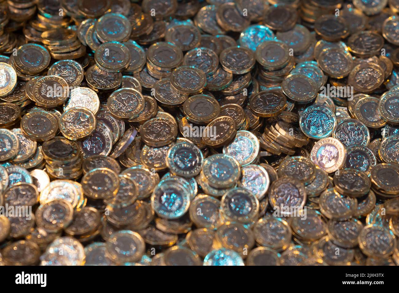 Sammlung von britischen Pfund-Münzen von oben gesehen. Stockfoto