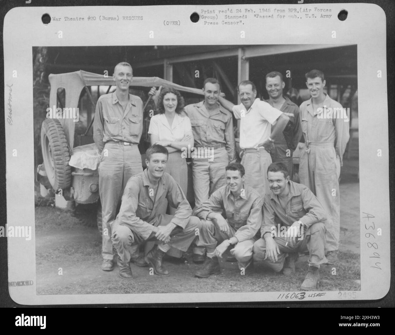 Diese Boeing B-29 Männer fanden eine Oase im Dschungel, als sie von Assam Tea Planters gehostet wurden, nachdem sie im Dschungel verloren gegangen waren. Die Crew Wurde In Monsoon Weather Mit Einem Fallschirm Abgesetzt Und Landete Im Spurlosen Land, Aus Dem Sie Von Einem Air Service Command Gerettet Wurden Stockfoto