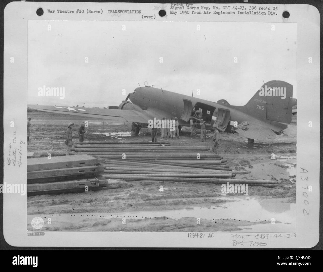 Mitglieder der 775. Engineer Patroleum Distribution Company entladen Rohrabschnitte von Einer Douglas C-47 des Combat Cargo Squadron in Myitkyina, Burma. Die Pipe Wurde Aus Indien Geflogen. 10. August 1944. Stockfoto