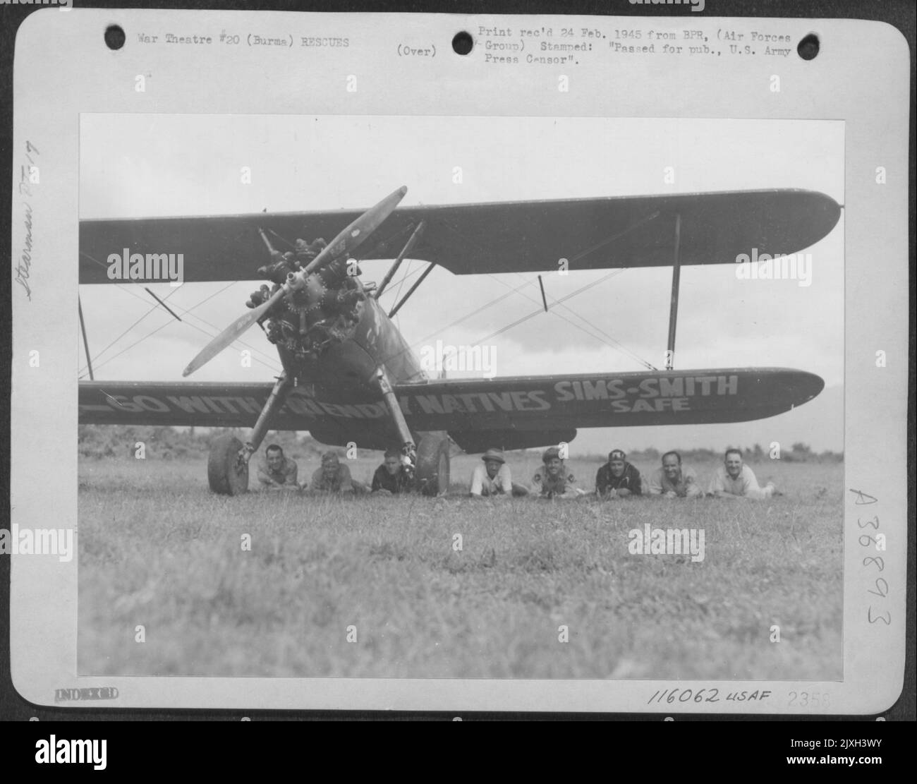 „Begeben Sie Sich Mit Freundlichen Einheimischen – Sims-Smith Safe.“ Das ist die Botschaft der Beruhigung, die auf dem Unterflügel dieses Stearman PT-17 gemalt wurde, der den Rettungsbereich durchkreuzte und zur Rettung der Boeing B-29 Crew führte, die im Jungle Country gerettet wurde. Der Air S Stockfoto