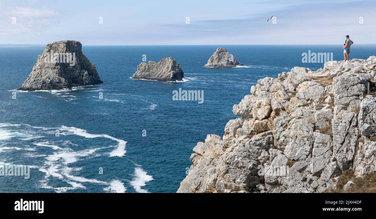 Wanderer am Cap de Pen-Hir. Naturschauplatz in Camaret-sur-Mer Stockfoto