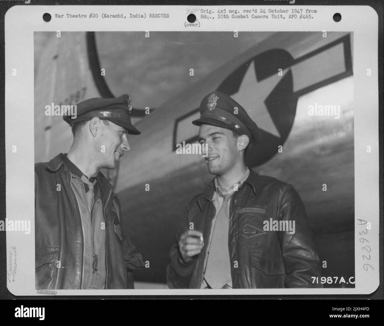 In einer dringenden Radiobotschaft des Generalmajors Howard C. Davidson befahl General Henry H. Arnold, Einen Hubschrauber in Einer Douglas C-54 von Wright Field, Dayton, Ohio, nach Myitkyina, Burma zu fliegen, um eine Partei zu retten, die in Einer Nord-Amer abgestürzt war Stockfoto