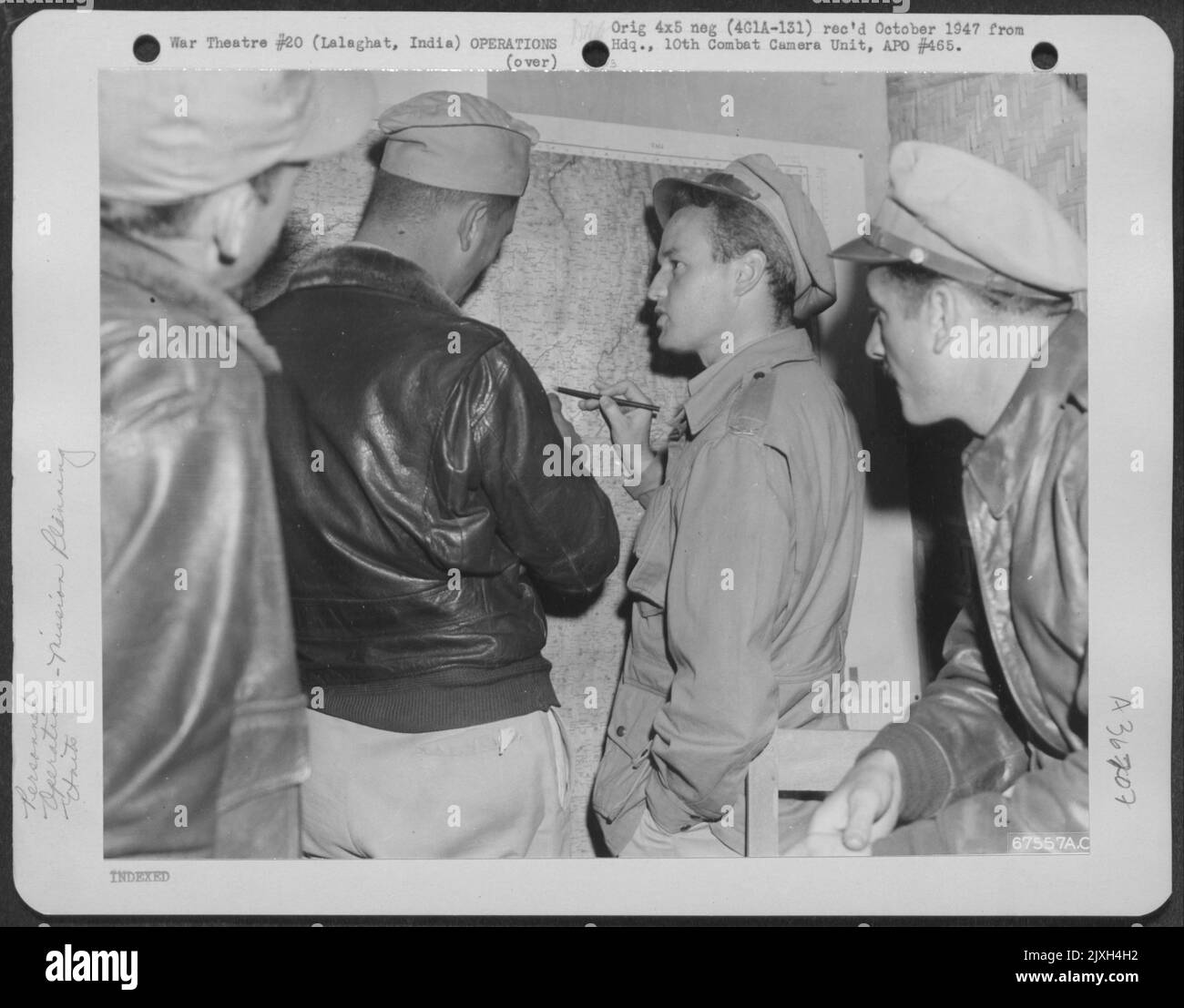 Colonel Philip Cochran zeigt Major Sartz die genaue Lage eines der Felder in Burma an, von denen aus die Luftkommandos von 1. während der Invasion operieren werden. Lalaghat, Indien. Stockfoto