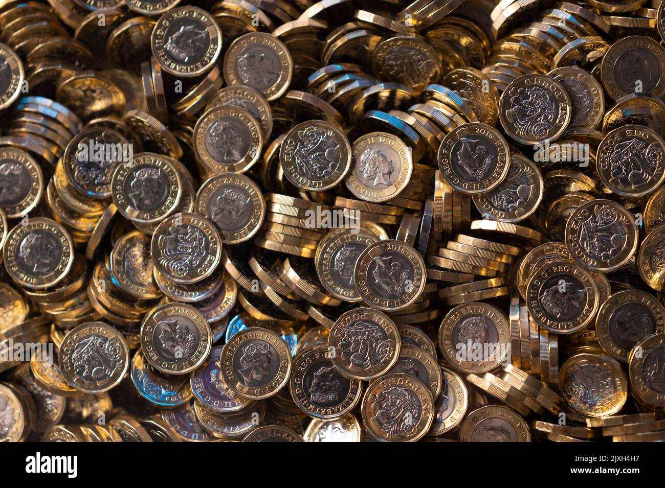 Sammlung von britischen Pfund-Münzen von oben gesehen. Stockfoto