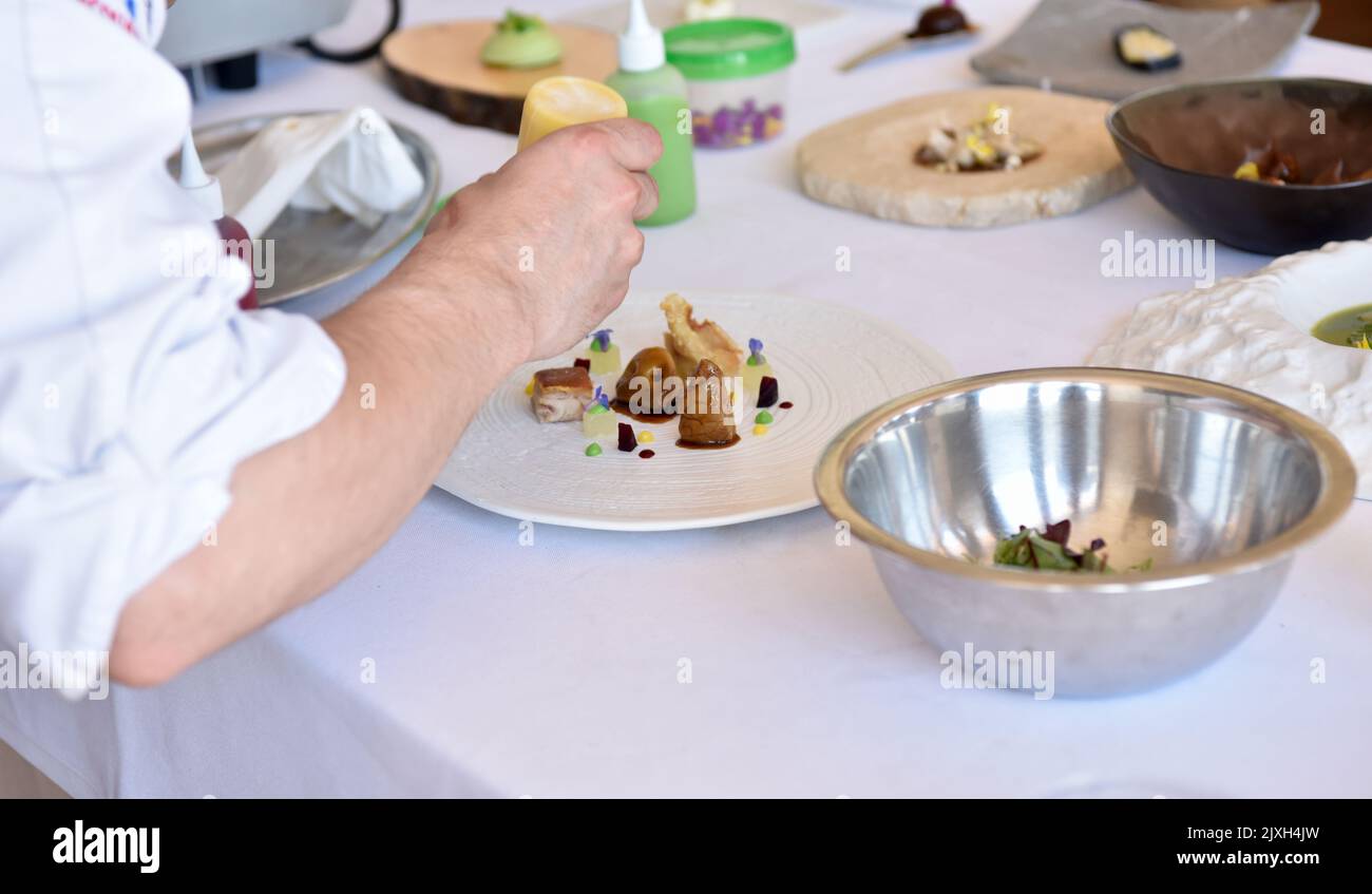 Ausarbeitung von Spanferkel Gericht, Mandeln mit wilden Blumen und Foie. Erstaunliche Gericht. Typisch spanischer Kosinus. Stockfoto