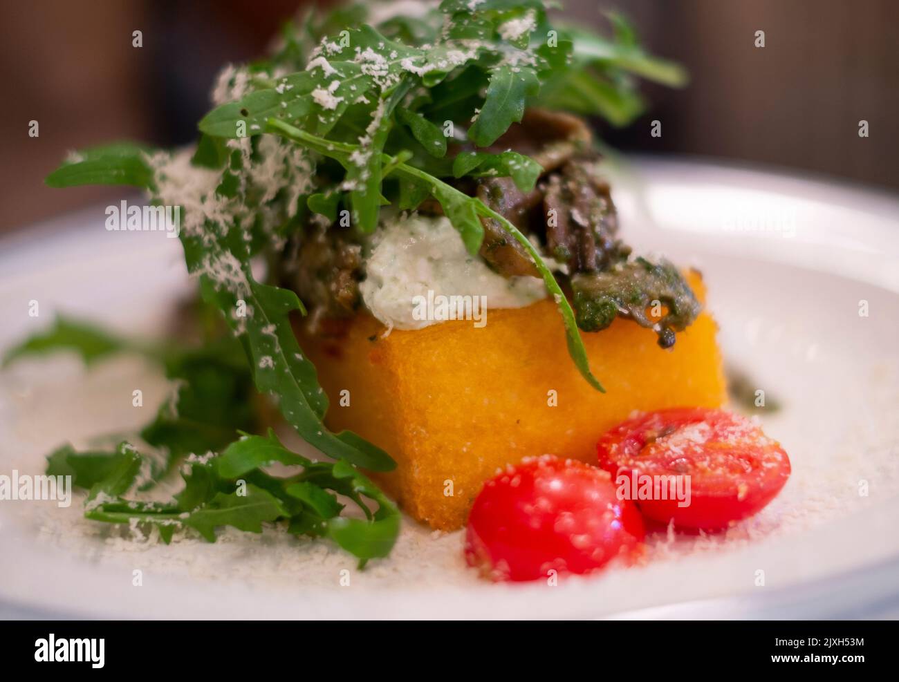 Sensorische Auswirkungen von Lebensmitteln. Grillkartoffelterrine mit Rucola und Tomate. Gericht Restaurant essen Stockfoto