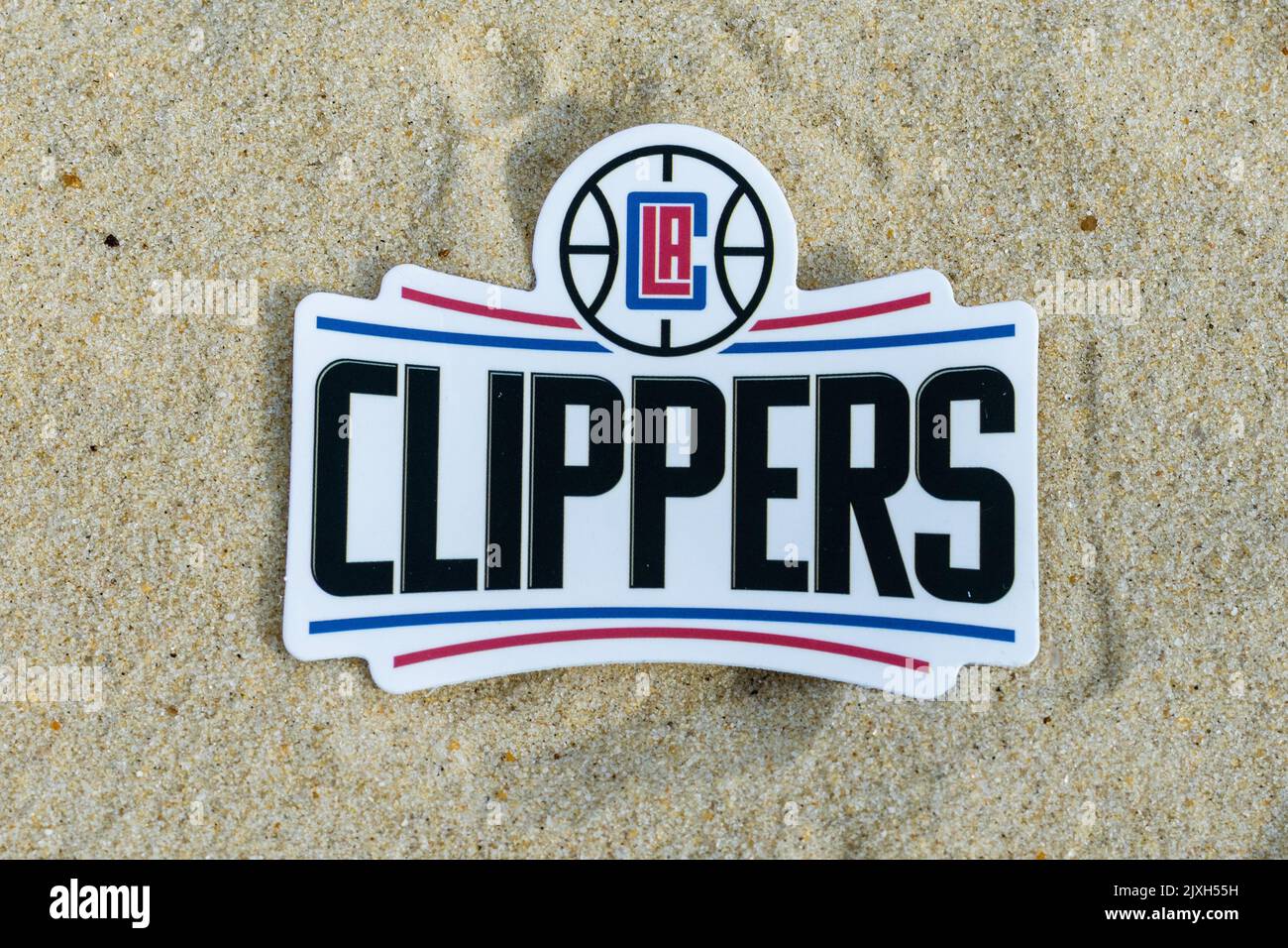 15. September 2021, Moskau, Russland. Das Logo des Basketballclubs Los Angeles Clippers auf dem Sand des Strandes. Stockfoto