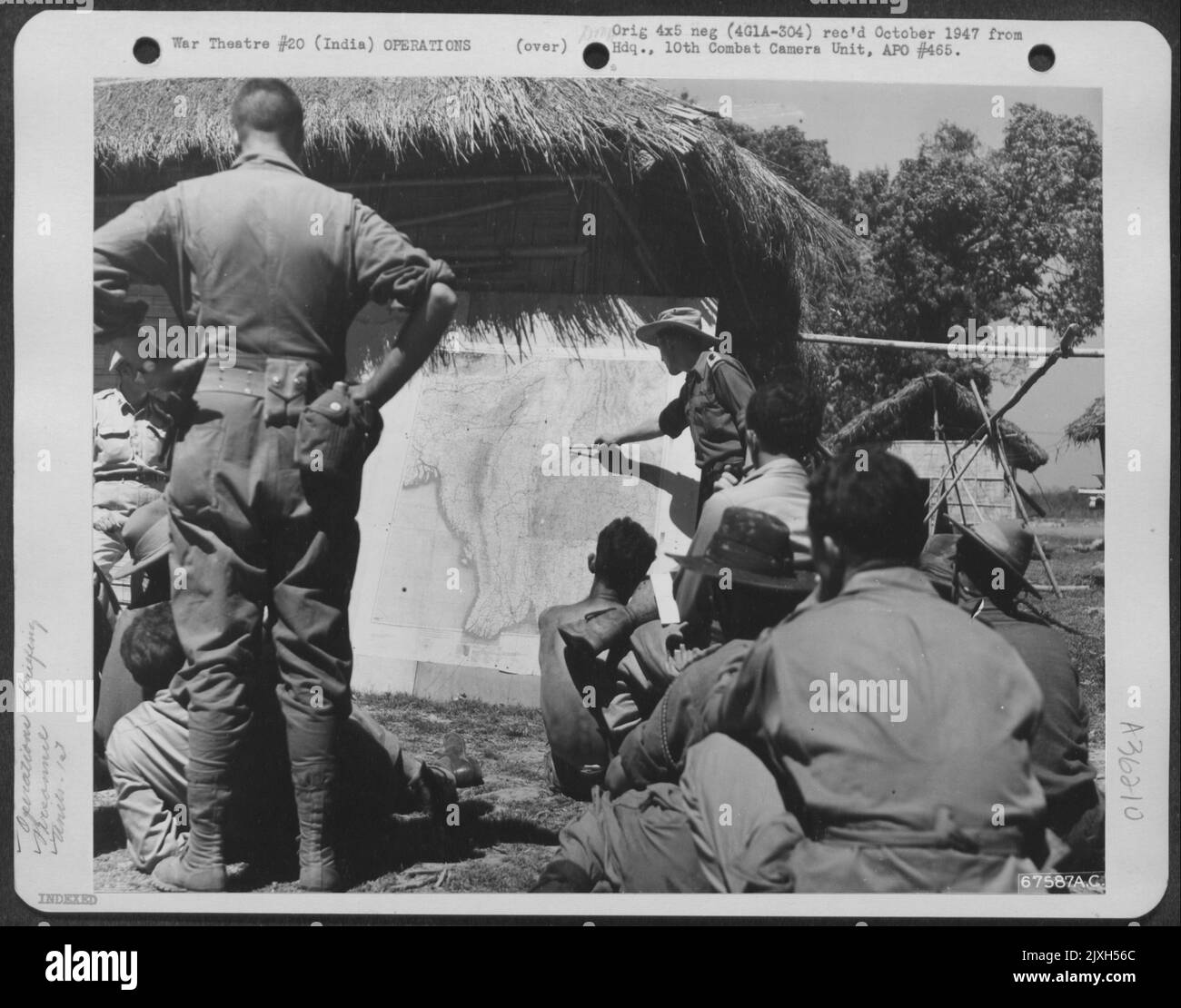 Colonel Herring, Britischer Offizier, Informiert Amerikanische Segelflugpiloten Über Eine Weitere Invasionsoperation In Der Nähe Von Myitkyina, Burma. Stockfoto