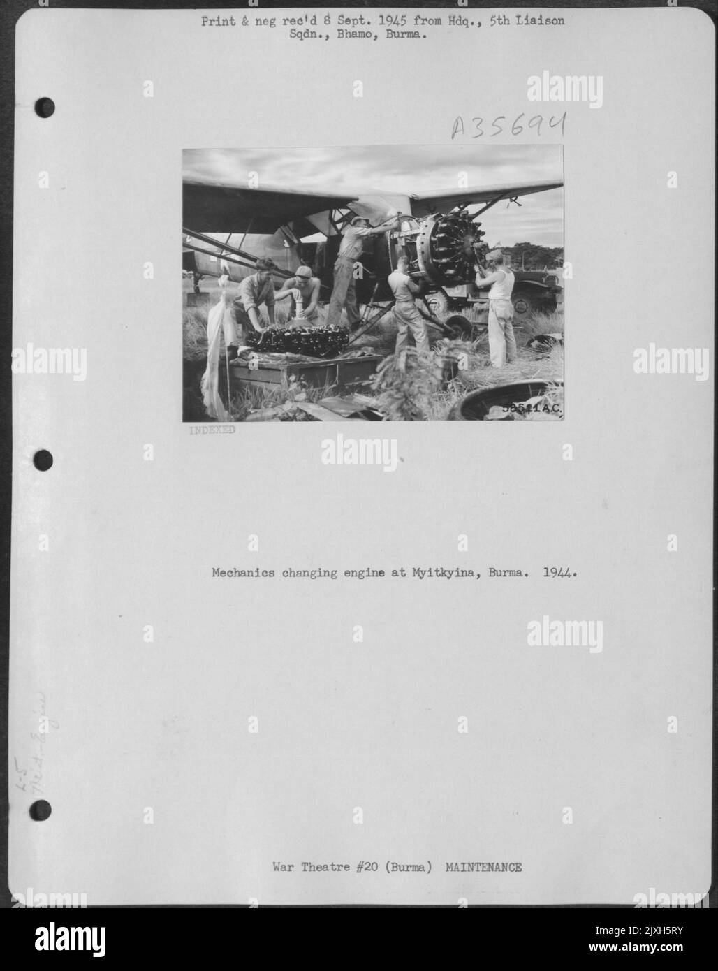 Mechaniker Wechseln Den Motor In Myitkyina, Burma. 1944. Stockfoto