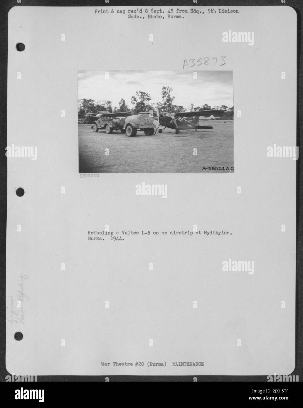 Betanken Einer Vultee L-5 auf dem Airstrip in Myitkyina, Burma. 1944. Stockfoto
