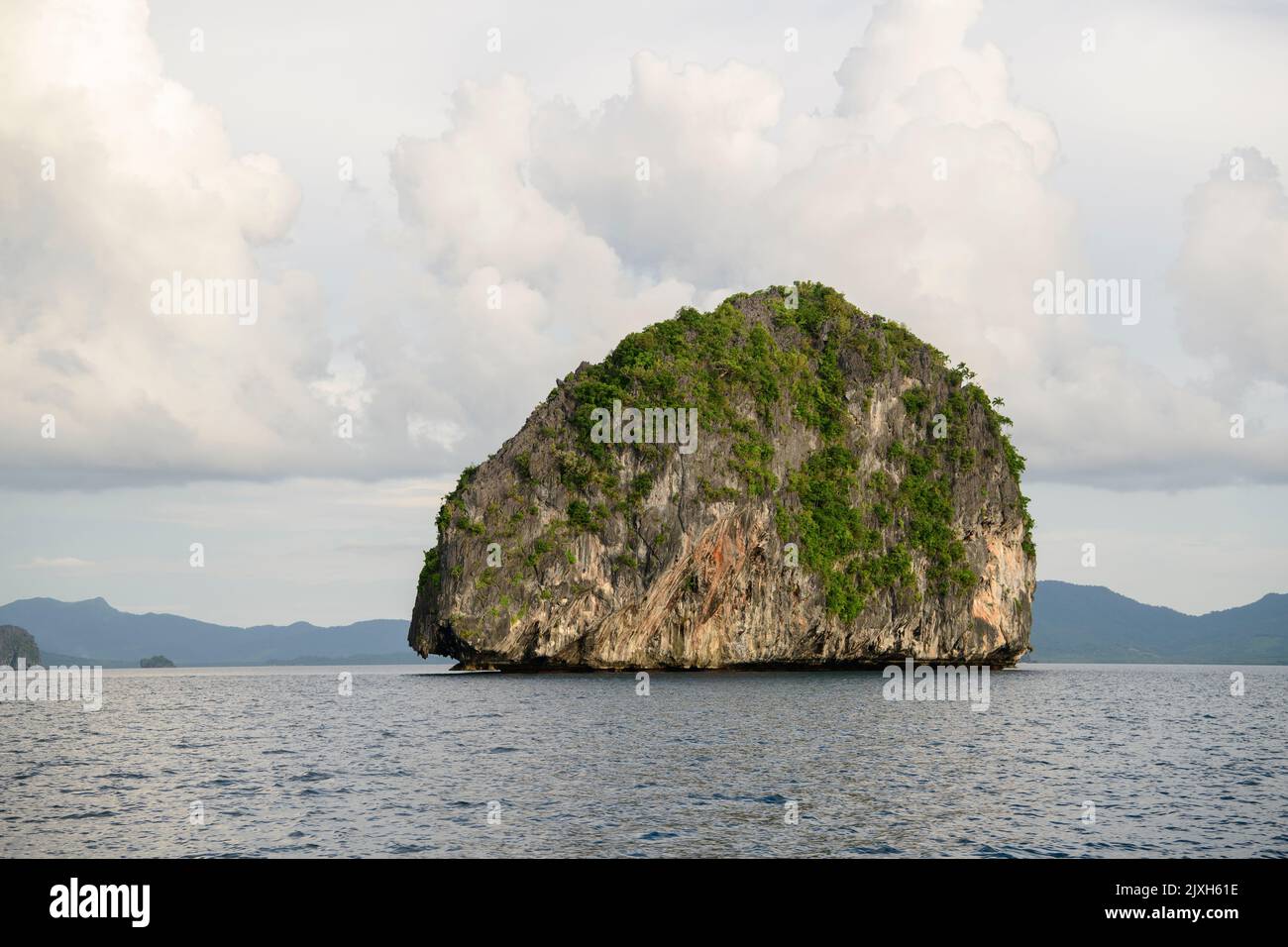 Philippinen, Palawan El Nido Island Hopping Tour von Karst Pinagbuyutan Insel, Felsen und verlassenen Haus Stockfoto