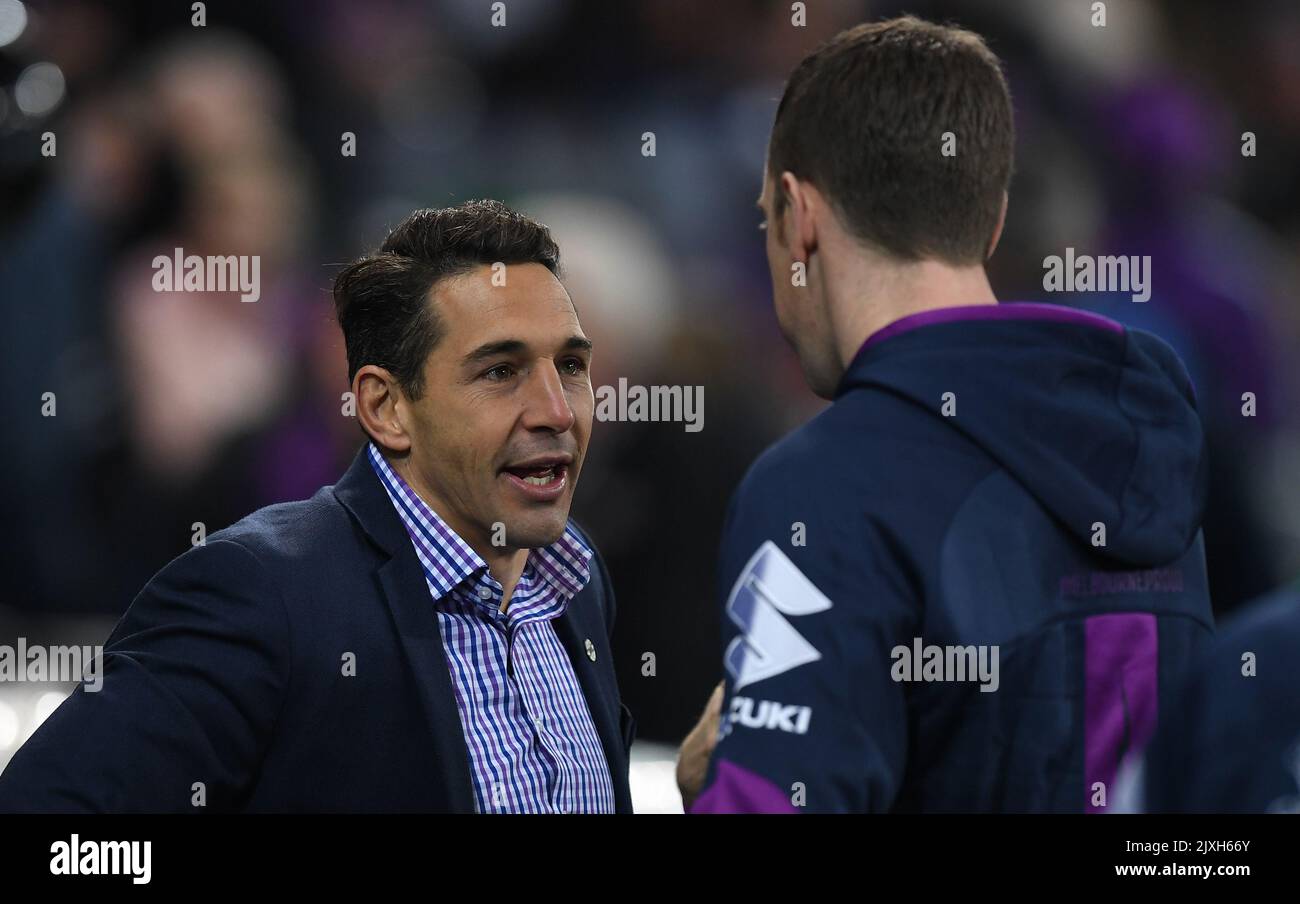 Billy Slater of the Storm (links) wird mit dem ehemaligen AFL-Spieler Nick Maxwell nach dem NRL-Spiel der Runde 14 zwischen dem Melbourne Storm und den Brisbane Broncos im AAMI Park in Melbourne, Sonntag, 10. Juni 2018, gesehen. (AAP-Bild/Julian Smith) Stockfoto