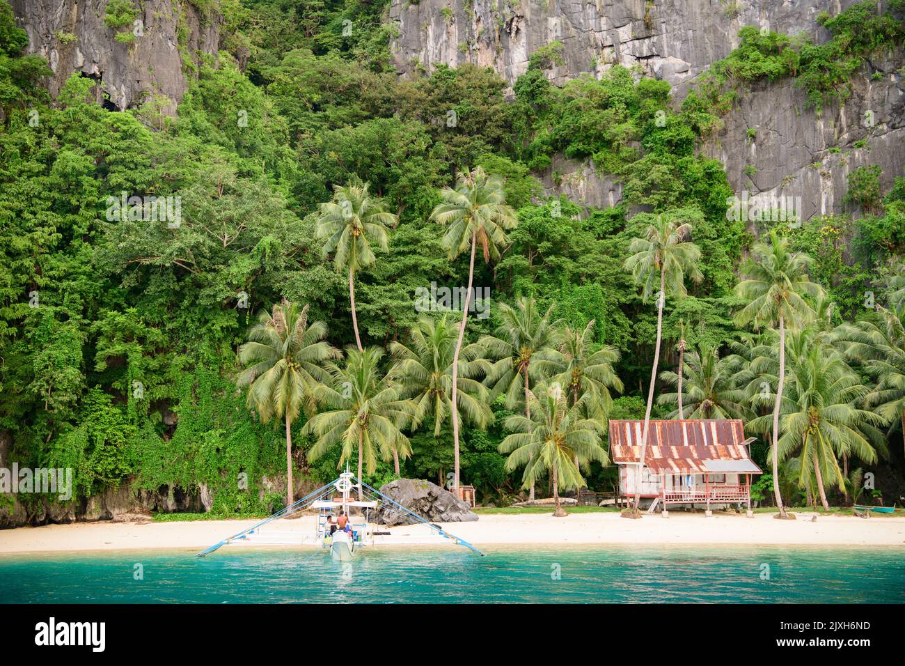 Philippinen, Palawan El Nido Island Hopping Tour von Karst Pinagbuyutan Insel, Felsen und verlassenen Haus Stockfoto