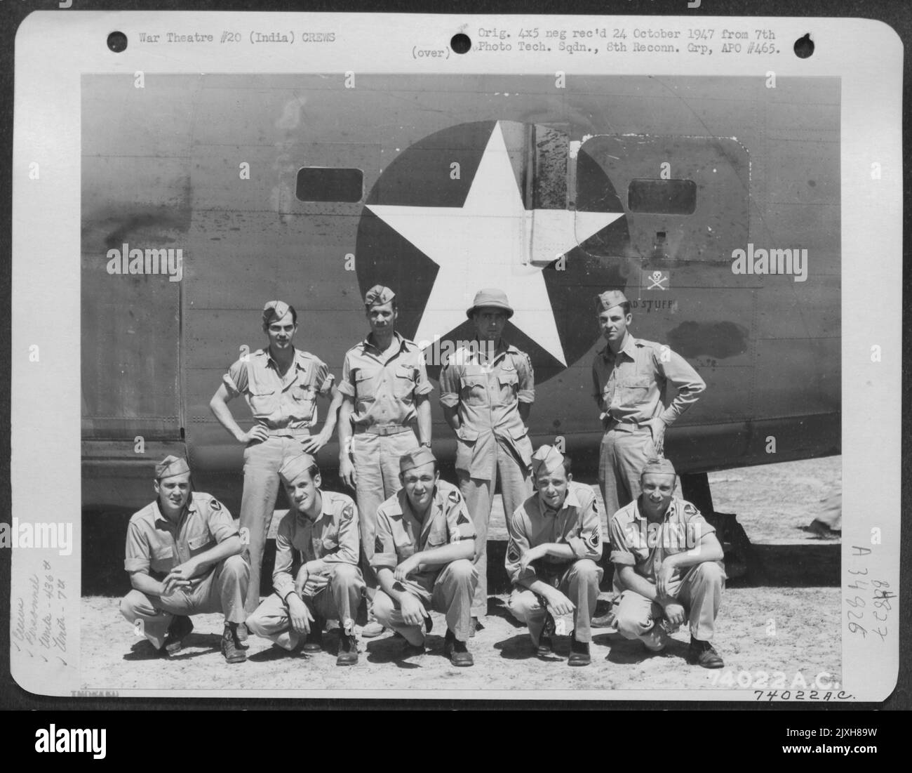 LT. Agee und Crew der 436Th Bomb Squadron, 7. Bomb Group posieren neben ihrem Flugzeug auf einem Luftwaffenstützpunkt in Gaya, Indien. Februar 1943. Stockfoto