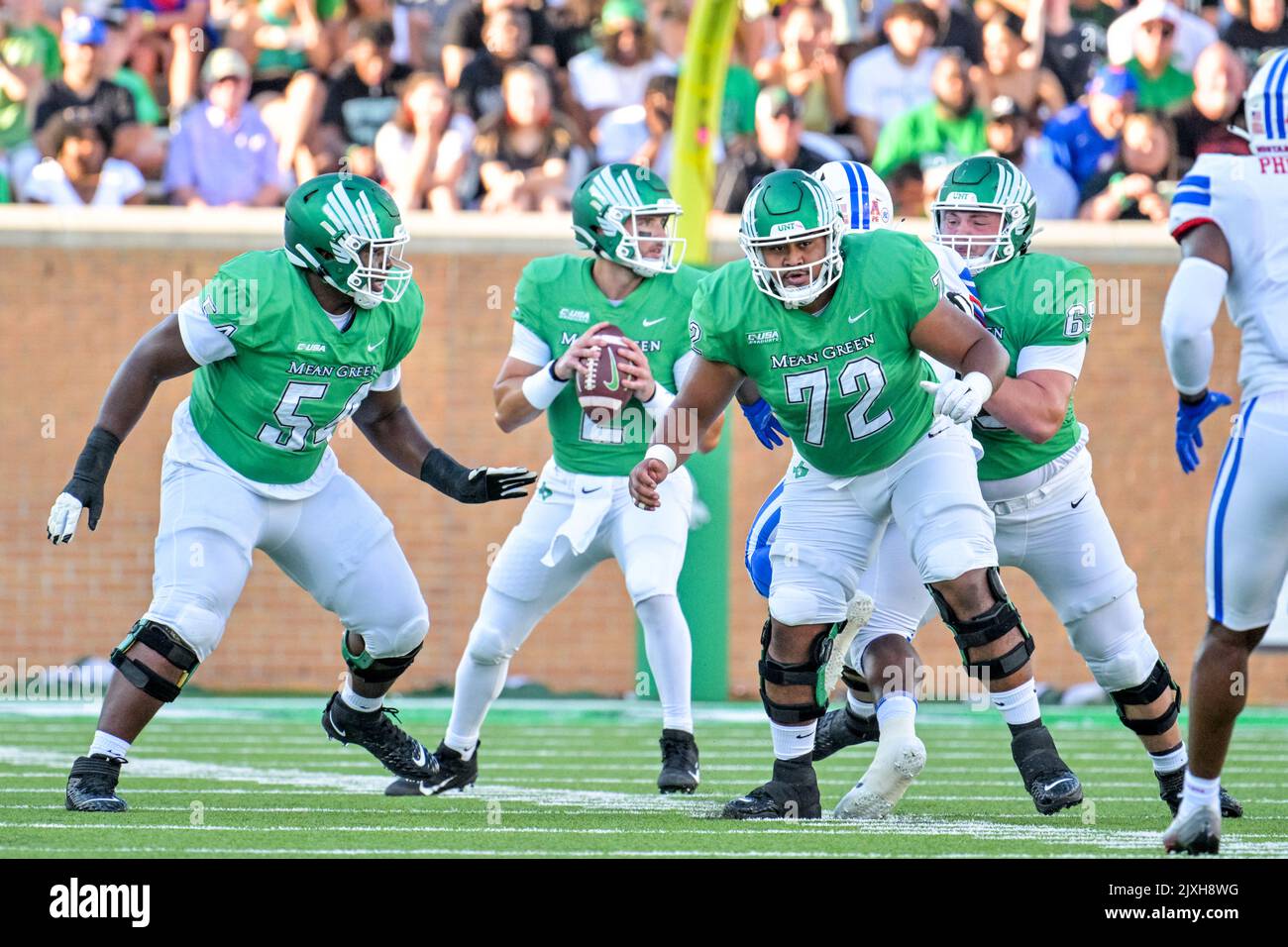 DENTON, TX – September 3.: North Texas Mean Green Offensive Lineman Febechi Nwaiwu (54) und North Texas Mean Green Offensive Lineman Manase (72) Blöcke für North Texas Mean Green Quarterback Austin Aune (2) North Texas Mean Green Football vs SMU Mustangs im Apogee Stadium in Denton am 3.. September 2022 in Denton, Texas. (Foto von Manny Flores) Stockfoto