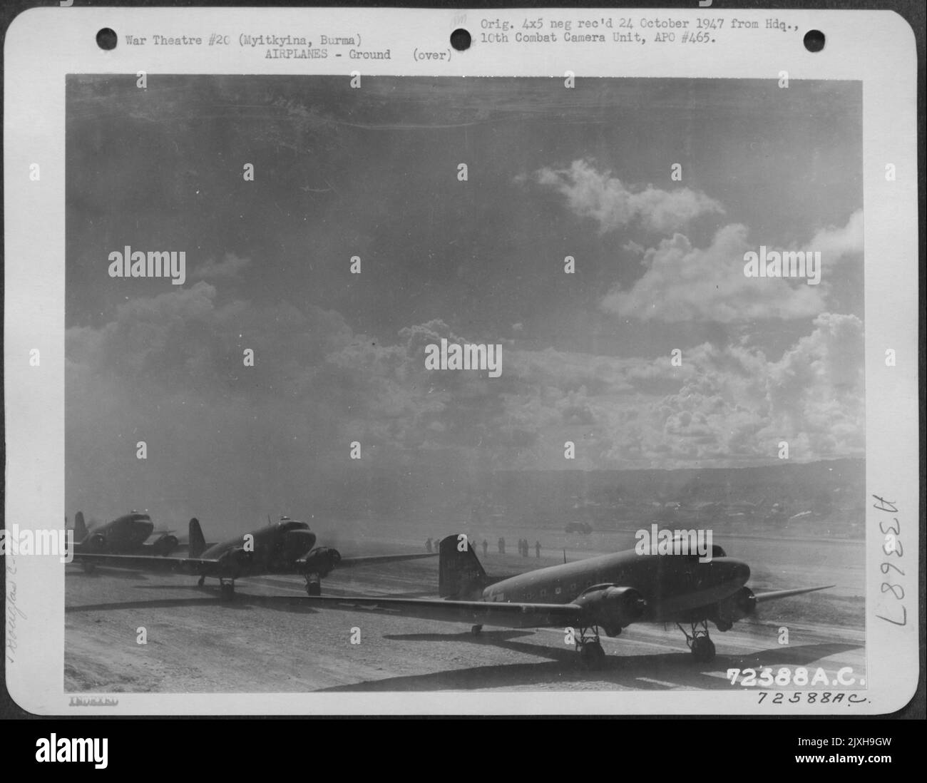 Douglas C-47'S auf der Start- und Landebahn in Myitkyina, Burma. 2. Oktober 1944. Stockfoto