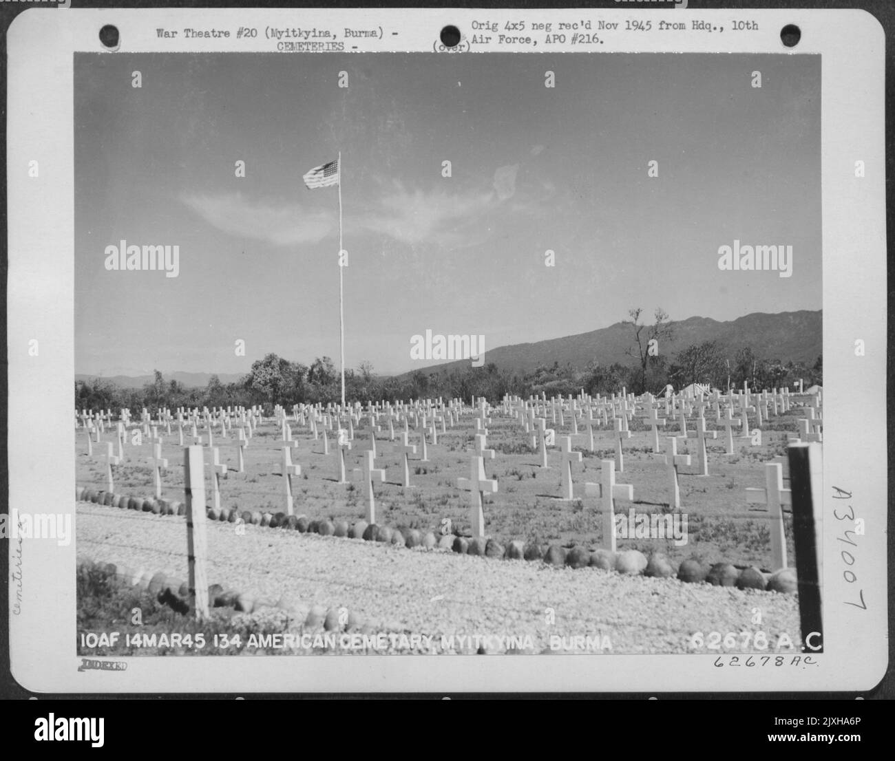 Amerikanischer Friedhof auf Myitkyina, Burma, 14. März 1945. 10. Luftwaffe. Stockfoto