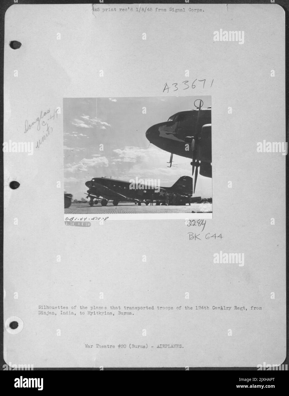 Silhouetten der Flugzeuge, die Truppen der Kavallerie-Regt von 124. von Dinjan, Indien, nach Myitkyina, Burma, transportierten. Stockfoto