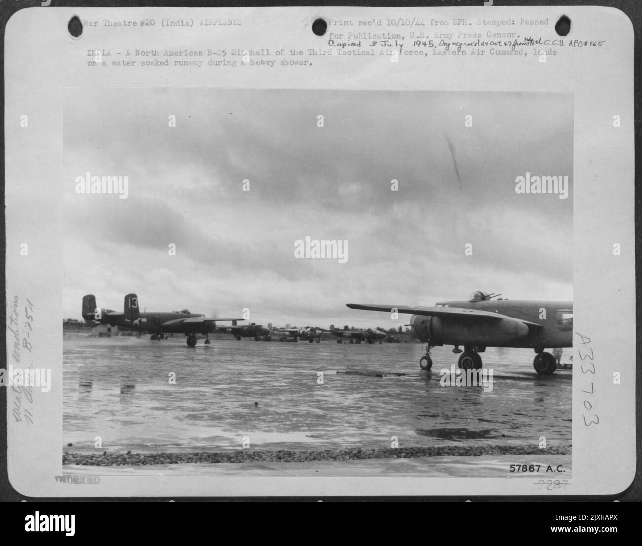 INDIA-A North American B-25 Mitchell von der dritten Tactical Air Force, Eastern Air Command, landet während eines schweren Duschens auf einer wasserdurchnässten Landebahn. Stockfoto