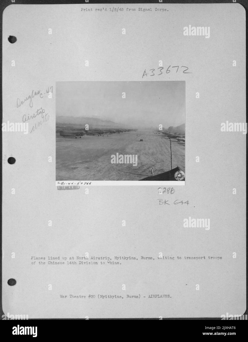 Flugzeuge standen am North Airstrip, Myitkyina, Burma, an, um Truppen der chinesischen 14 Division nach China zu transportieren. Stockfoto