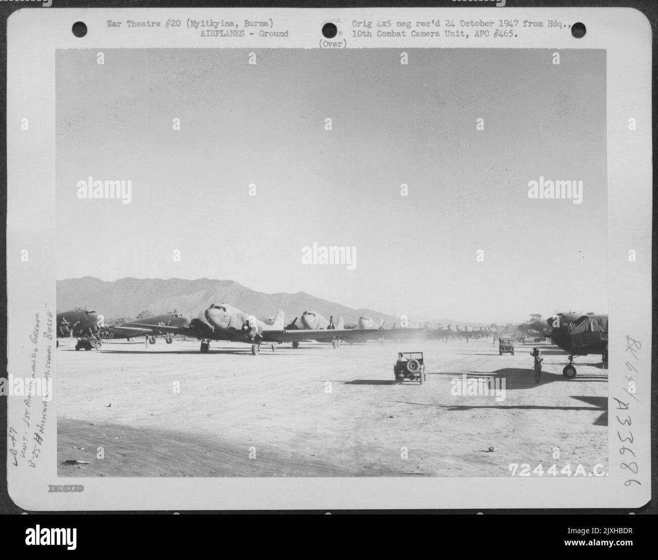 Douglas C-47s stellte sich zum morgendlichen Start auf dem Parkplatz in der Nähe des Turms auf dem Nordstreifen in Myitkyina, Burma, auf. 16. Dezember 1944. Stockfoto