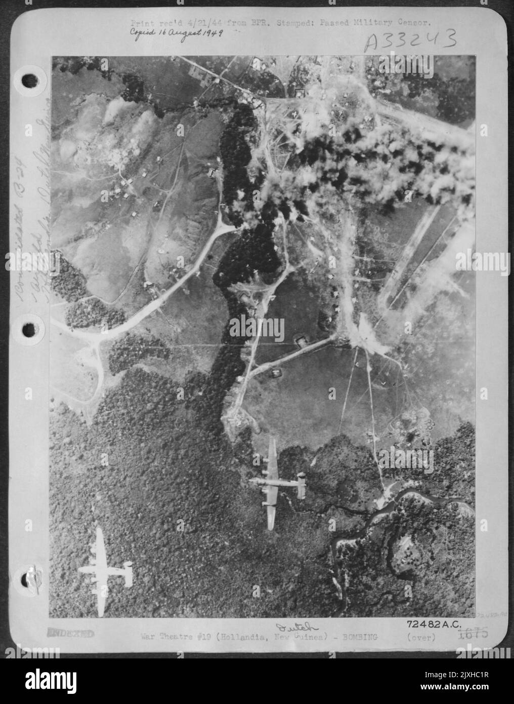 Bei drei schweren Angriffen zerstörten General MacArthur'S Bomber 288 feindliche Flugzeuge auf den japanischen Flugplätzen in Hollandia oder beschädigten sie irreparabel. Hier fliegen die konsolidierten B-24 Liberatoren nach dem Zerpulverisieren Des dispergierigen Areals weiter. Stockfoto