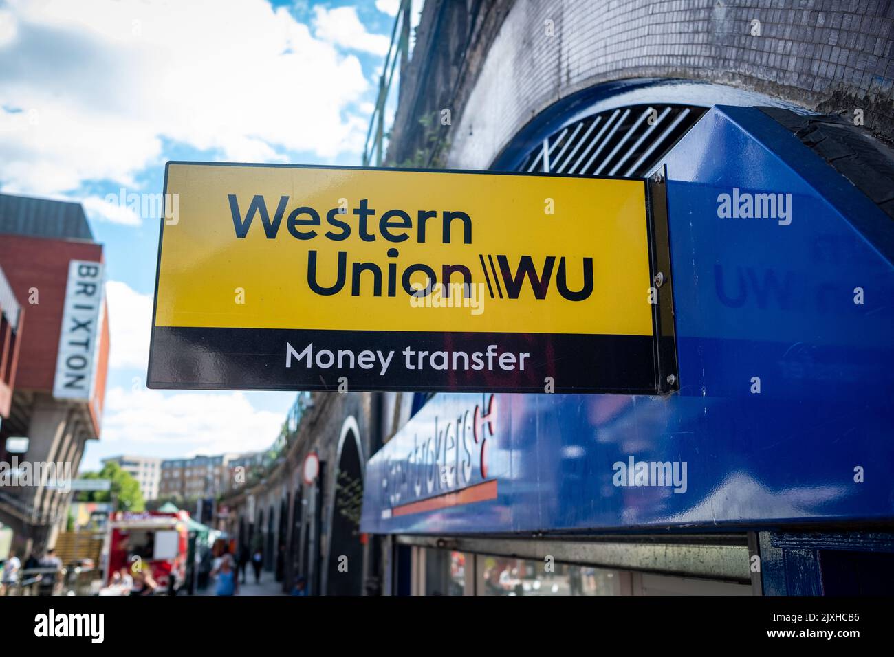 London - August 2022: WESTERN Union Schild an der Außenseite des Einkaufsbudes - ein Geldtransferservice Stockfoto