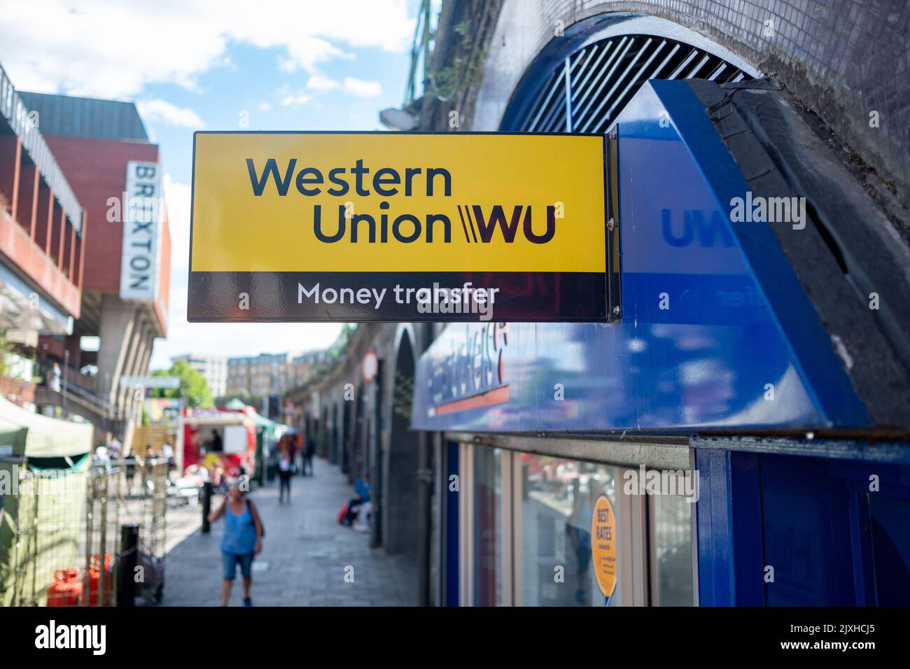 London - August 2022: WESTERN Union Schild an der Außenseite des Einkaufsbudes - ein Geldtransferservice Stockfoto