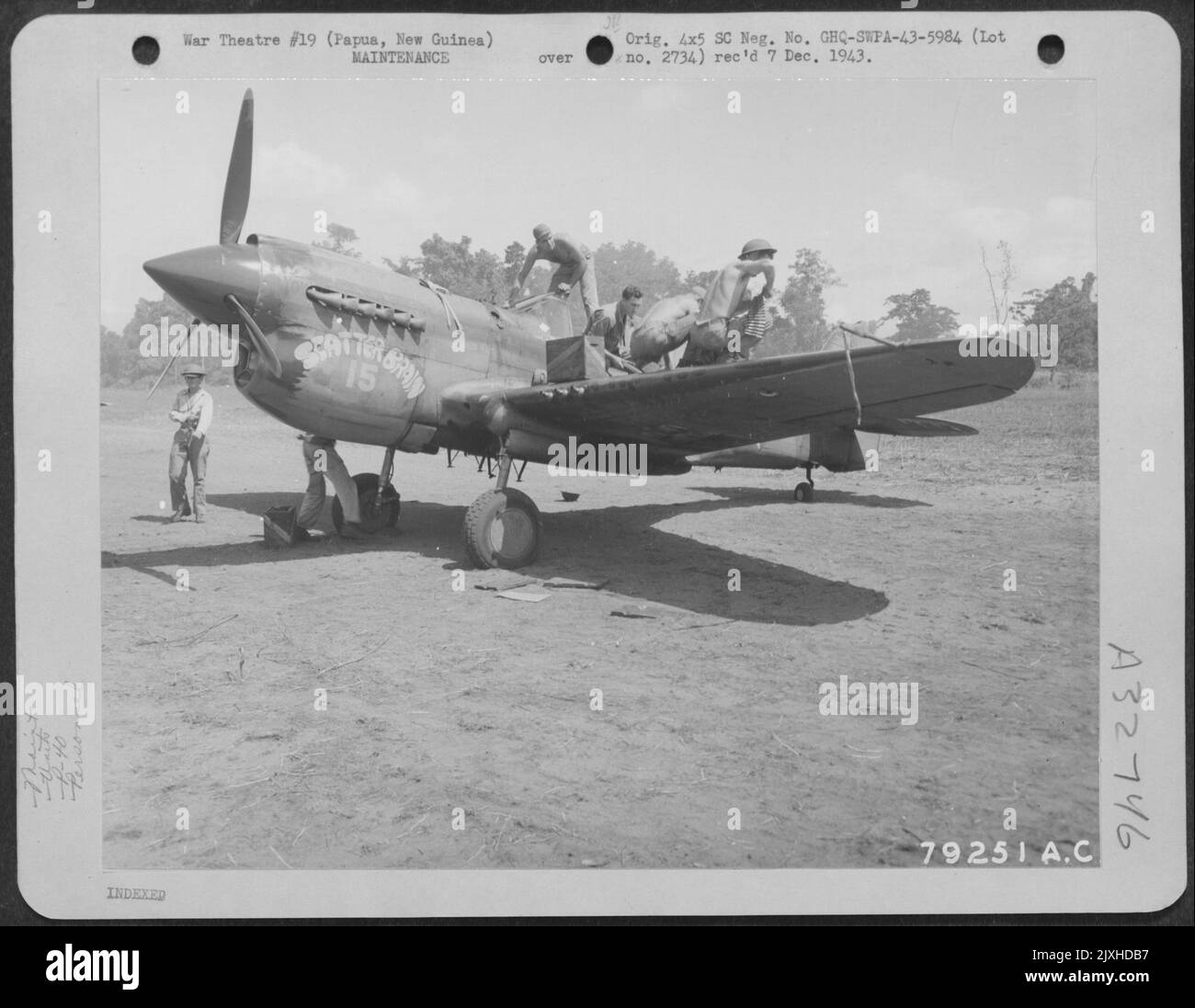 Die Bodenbesatzung der 7. Fighter Group in Dobodura, Neuguinea, reinigt Öl und lädt die Waffen mit Munitionsmittel auf Einem Curtiss P-40 wieder ein FRM-Gefecht mit angreifenden Japanesen. Das Öl Kam Von Einer Der Nullen, Die Die Piloten Zeigen. Als Die Null War Stockfoto