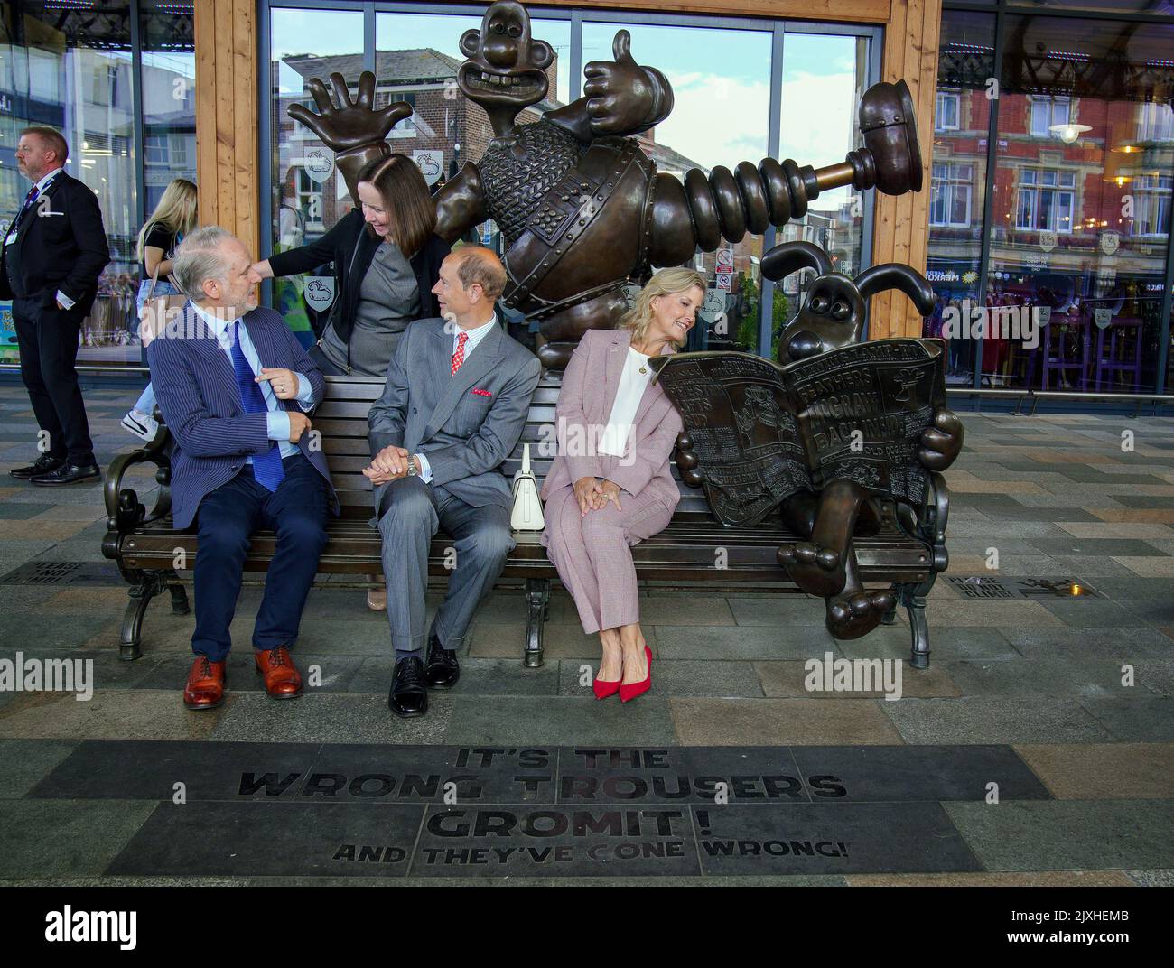 Der Graf und die Gräfin von Wessex sitzen auf einer neuen Bank mit Nick und Mags Park, dem Schöpfer von Wallace und Gromit, bei einem Besuch in der Preston Market Hall in Lancashire, um das Platin-Jubiläum und den 20.. Jahrestag der Verleihung des Stadtstatus an Preston zu feiern. Bilddatum: Mittwoch, 7. September 2022. Stockfoto