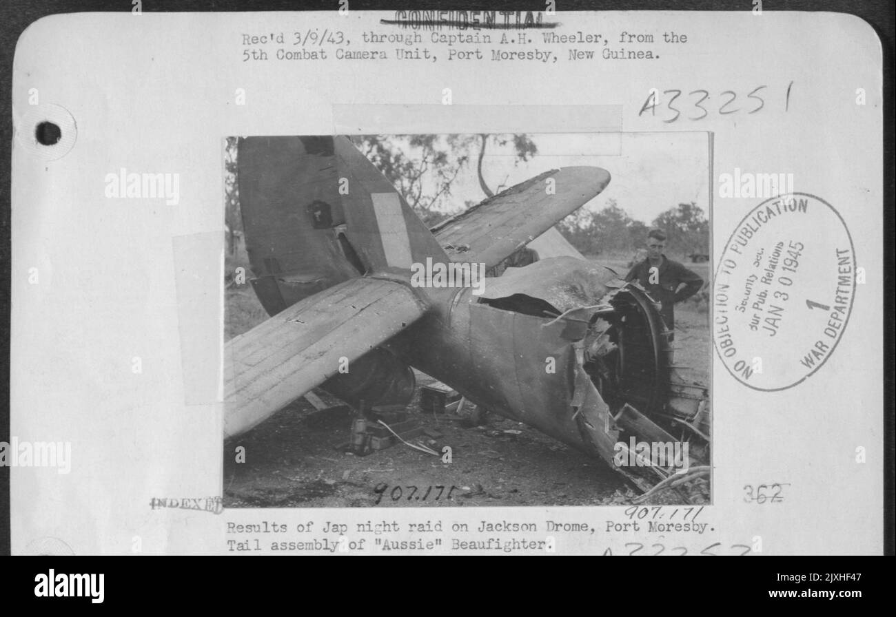 Ergebnisse des japanischen nächtlichen Überfalls auf Jackson Drome, Port Moresby. Heckmontage des „Aussie“ Beaufighter. Stockfoto