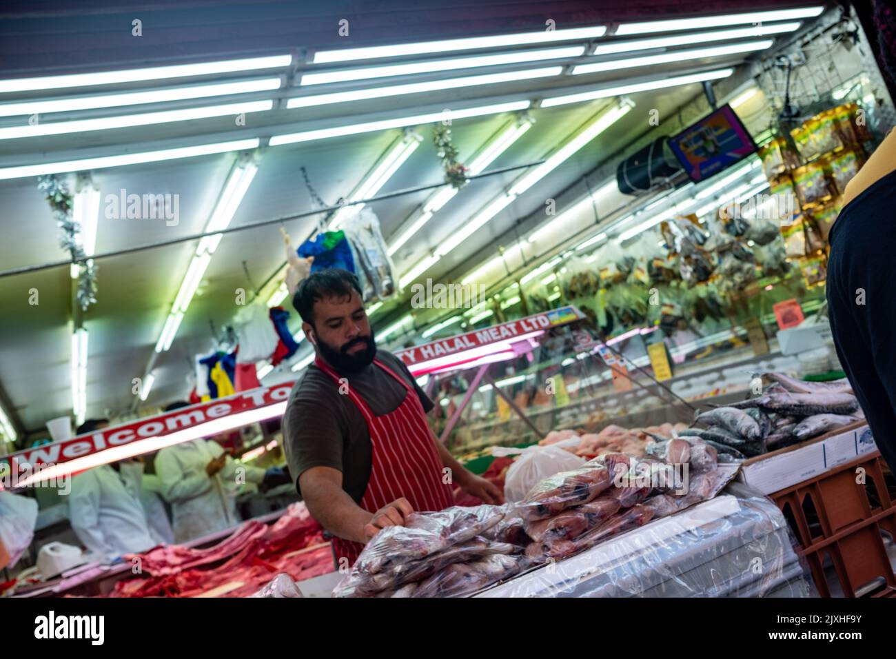 London - August 2022: Halal Metzger auf der Electric Avenue, einer berühmten multikulturellen Straße in Brixton mit Marktständen und einer lebhaften Atmosphäre Stockfoto