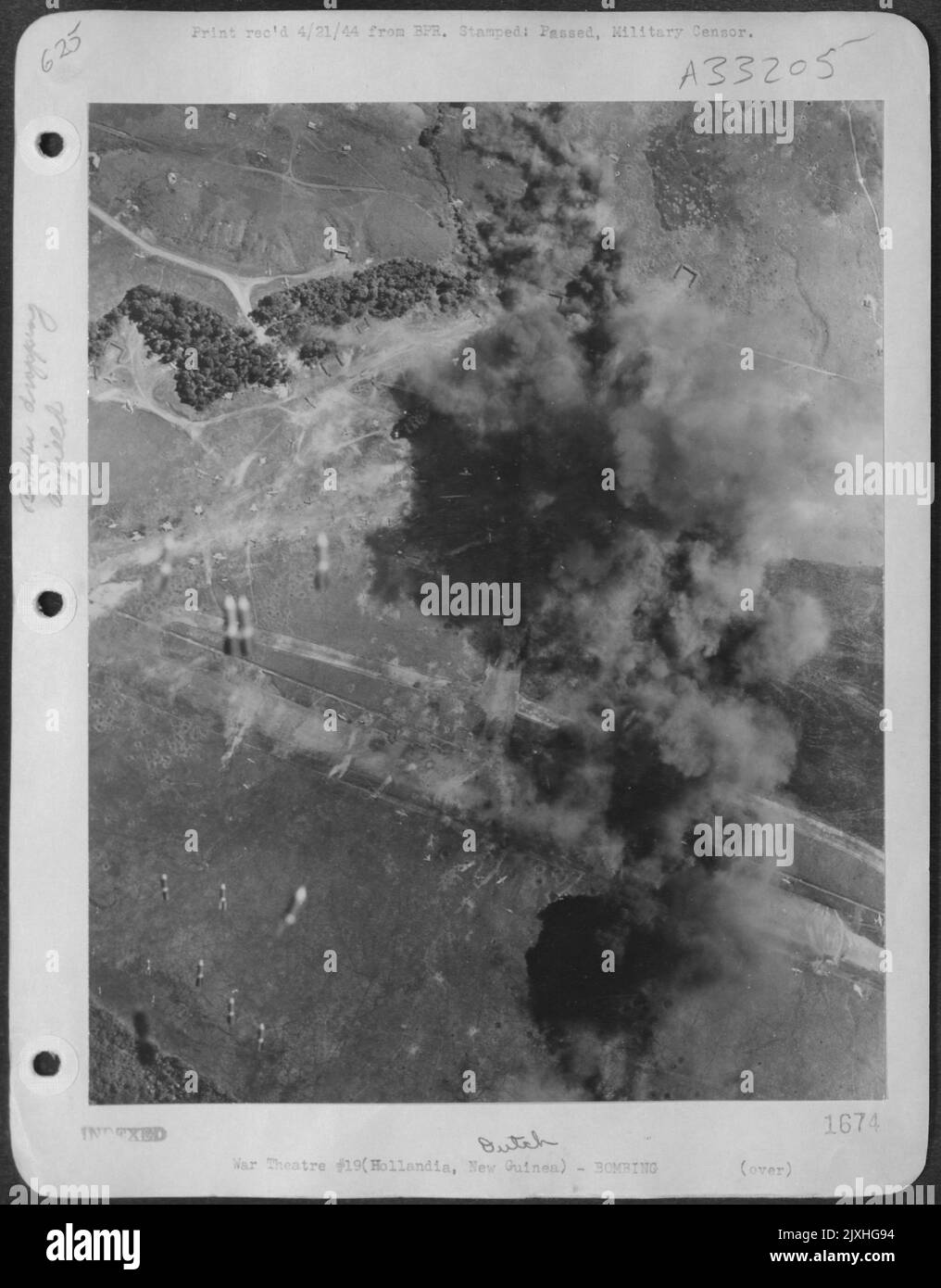 Bei drei schweren Angriffen zerstörten die Bomber von General MacArthur 288 feindliche Flugzeuge auf den japanischen Flugplätzen in Hollandia oder beschädigten sie irreparabel. Als riesige Wolken von schwarzen Rauchzeichen Flugzeuge zerschlugen, fallen mehr Bomben weg. Stockfoto