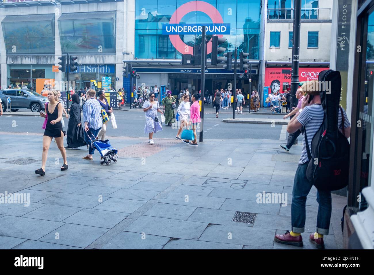 London - August 2022: Brixton Street scene outside the London Underground Station. Eine lebendige Gegend im Südwesten Londons Stockfoto