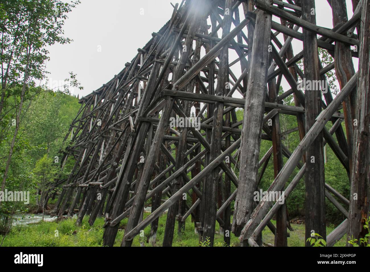 Alte hölzerne Eisenbahnbrücke über den Fluss; Skagway, Alaska, Stockfoto