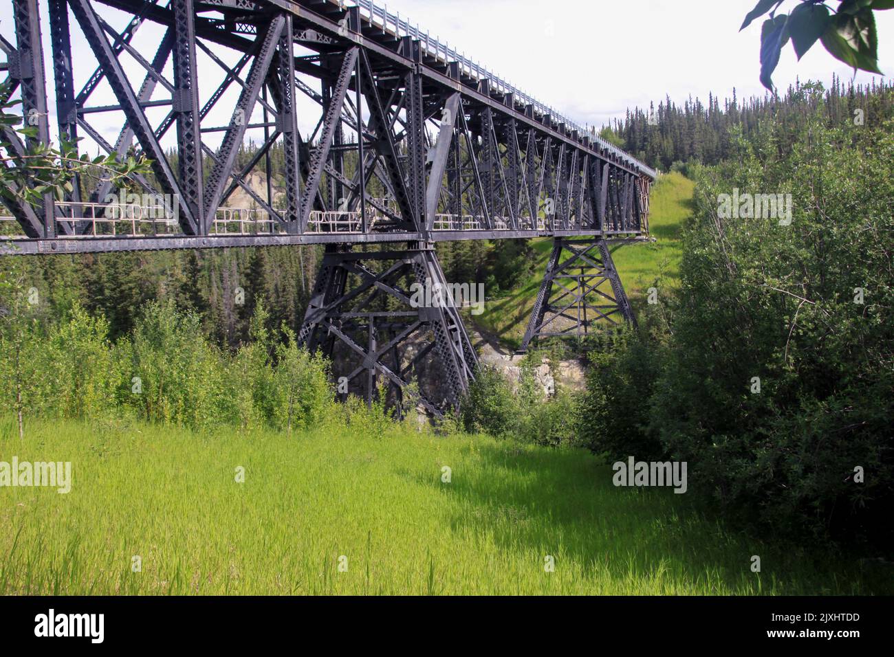 Die 1910 erbaute Kuskulana-Brücke erstreckt sich über 238 Fuß (73 m) hoch über dem Kuskulana-Fluss, der von Copper River und Northwest Railroad gebaut wurde, um Zugang zum Ke zu erhalten Stockfoto