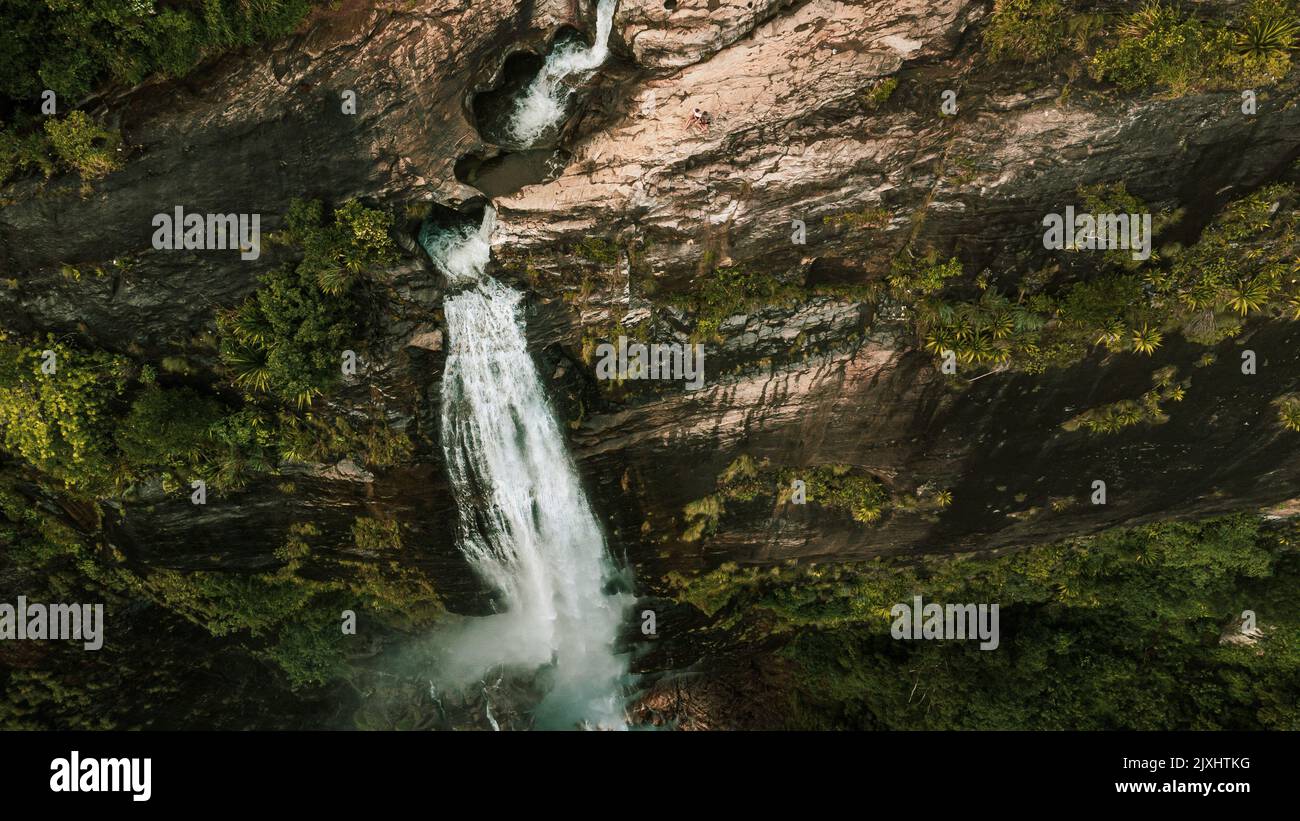 Naturlandschaft mit einem riesigen Wasserfall aus den Bergen, grünen Hügeln und Dschungel, Diyaluma in Ella, Sri Lanka. Stockfoto