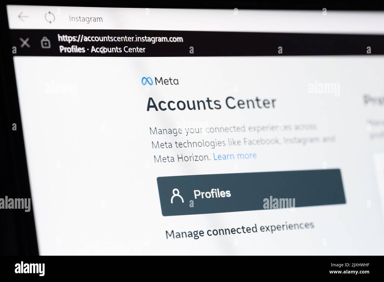 New york, USA - 1. september 2022: Verwalten von Profilen im Meta-Account-Center auf dem Laptop-Bildschirm Makro-Nahaufnahme Hintergrund Stockfoto